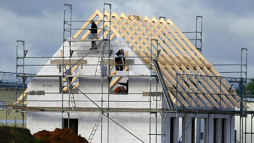 Die niedrigen Zinsen befeuern den Immobilienmarkt in Deutschland. Vor allem in Großstädten wird Wohneigentum immer teurer. Die niedrigen Zinsen befeuern den Immobilienmarkt in Deutschland. Vor allem in Großstädten wird Wohneigentum immer teurer.
