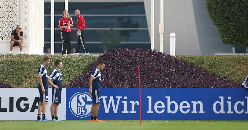 Arjen Robben ist bereits in Doha. Dort schaut er als Zaungast den Spielern von Schalke 04 bei Training zu. Die Bilder.