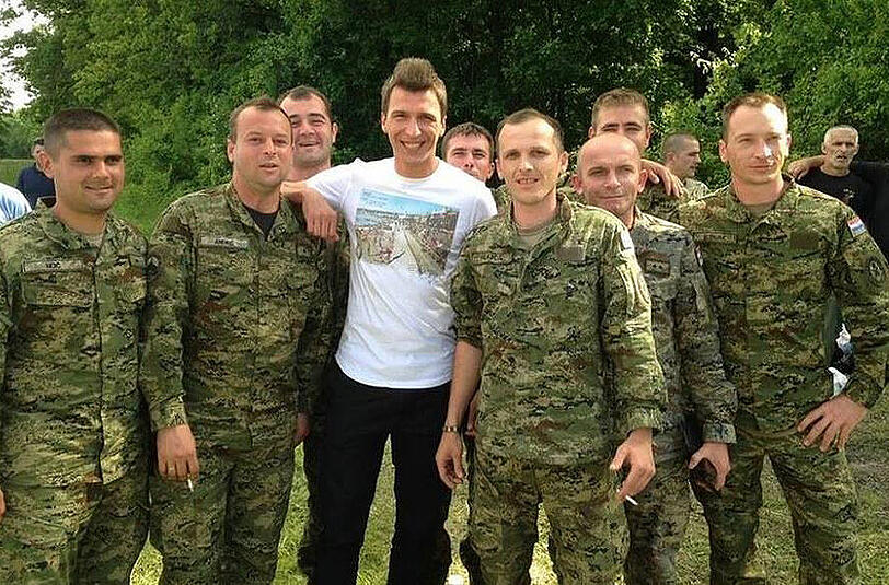 Madrio Mandzukic posiert mit Soldaten und Helfern in Gunja.