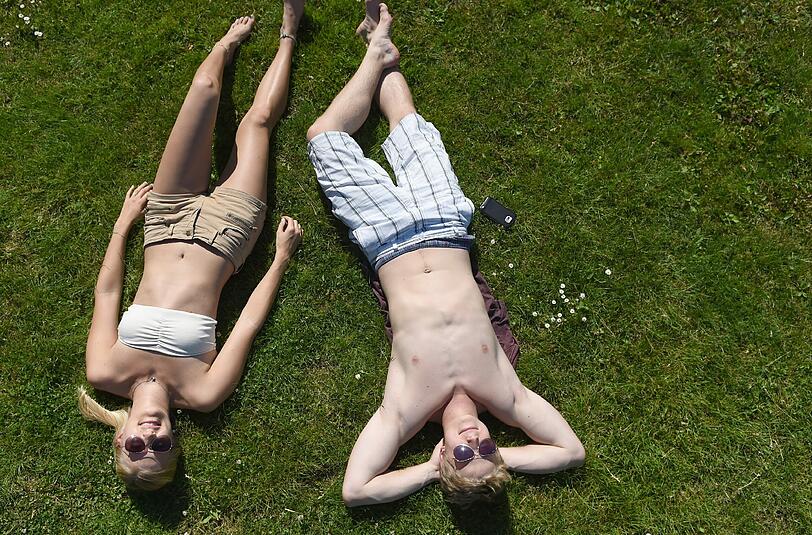 Vorsicht ist in der prallen Sonne geboten. Die Studenten Leandra Janosch und Jonas Klein haben es sich trotzdem auf der Wiese am Königsplatz gemütlich gemacht.