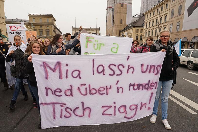 &bdquo;Du wirst auch mal alt&ldquo;, &bdquo;Wir sehen uns&ldquo; &ndash; die Demonstranten erinnern auf Plakaten daran, dass das Problem früher oder später jeden betrifft.