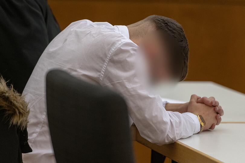 Ein Angeklagter sitzt im Verhandlungssaal des Landgerichts. Ein Dreivierteljahr nach dem gewaltsamen Tod des Schülers Maurice K. in Passau sind am Donnerstag die Urteile im Prozess gegen die vier Tatverdächtigen gesprochen worden.