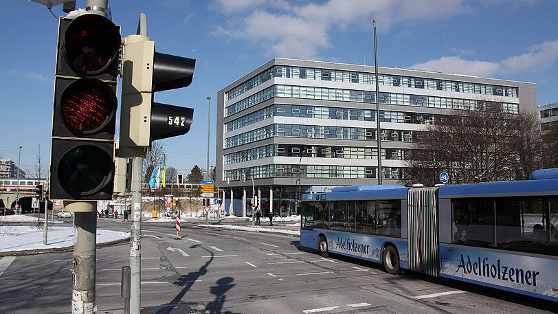 Der unbekannte Autofahrer bremste den Bus aus: Vier Verletzte. (Archivbild)