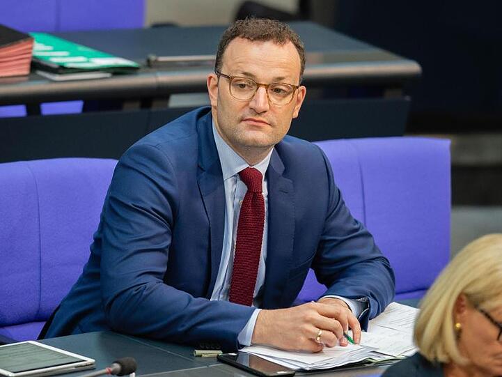 Jens Spahn nimmt an der Fragestunde zum Thema Organspenden im Bundestag teil. Den Abgeordneten liegen zwei gegensätzliche Vorschläge zu neuen Organspende-Regeln vor.