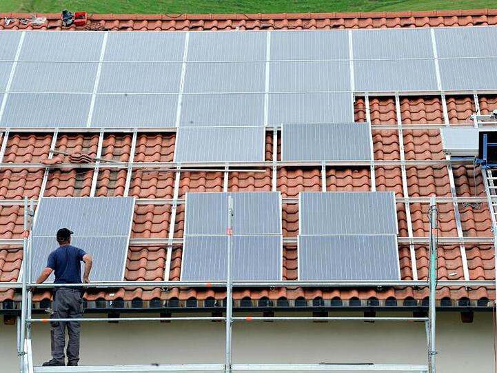 Die Solarbranche fürchtet einen Investitionsstopp bei Solar-Dächern.