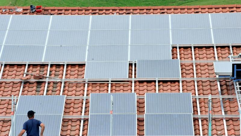 Die Solarbranche fürchtet einen Investitionsstopp bei Solar-Dächern. Die Solarbranche fürchtet einen Investitionsstopp bei Solar-Dächern.