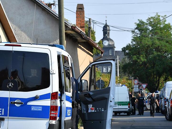 Beamte der Bundespolizei durchsuchen ein Objekt in Arnstadt.