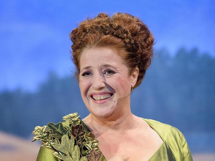 Die Schauspielerin Luise Kinseher als Mama Bavaria bei der Fastenpredigt. Foto: Matthias Balk/Archiv