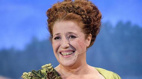 Die Schauspielerin Luise Kinseher als Mama Bavaria bei der Fastenpredigt. Foto: Matthias Balk/Archiv