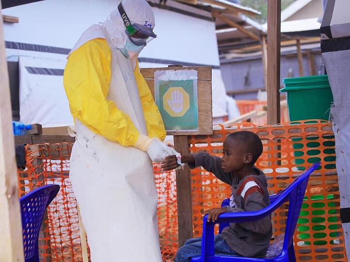 Ein Pfleger versorgt ein Kind, bei dem Verdacht auf Ebola besteht. In Ost-Kongo breitet sich der gefährliche Ebola-Virus weiter aus.