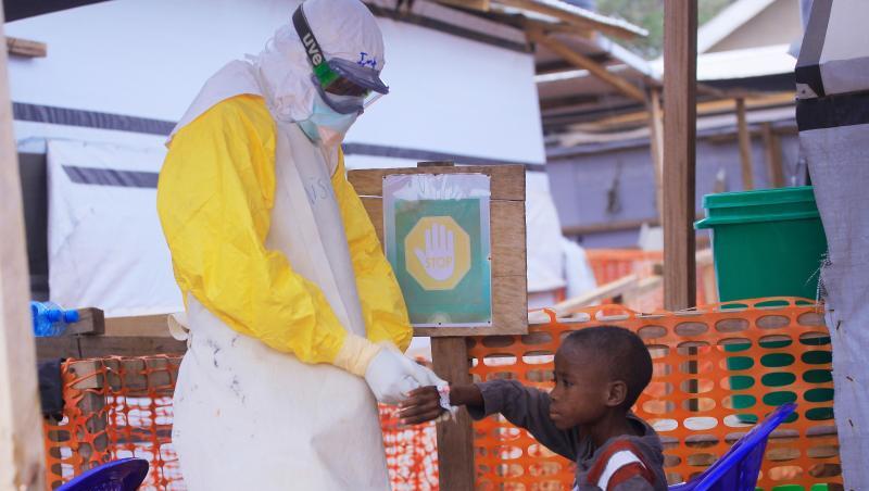 Ein Pfleger versorgt ein Kind, bei dem Verdacht auf Ebola besteht. In Ost-Kongo breitet sich der gefährliche Ebola-Virus weiter aus. Ein Pfleger versorgt ein Kind, bei dem Verdacht auf Ebola besteht. In Ost-Kongo breitet sich der gefährliche Ebola-Virus weiter aus.
