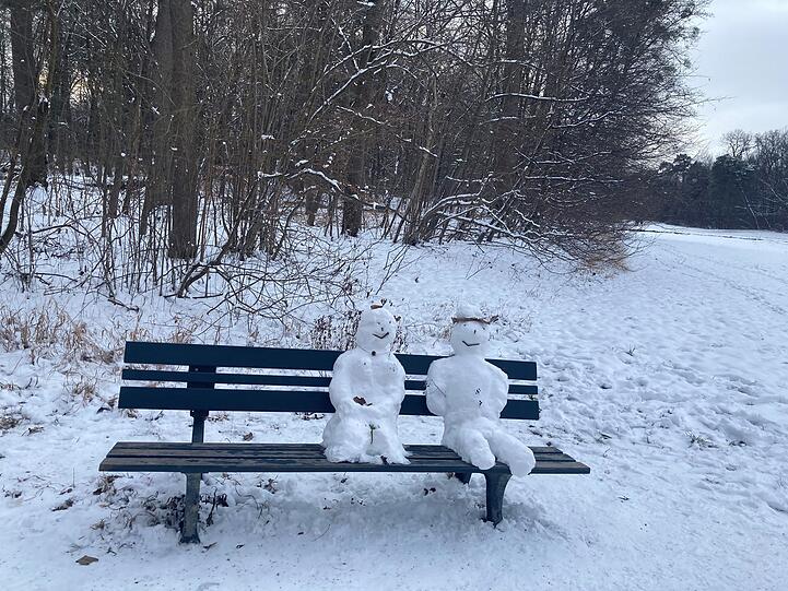 Glücklich und zufrieden wirkt das Paar im Nymphenburger Schlosspark.