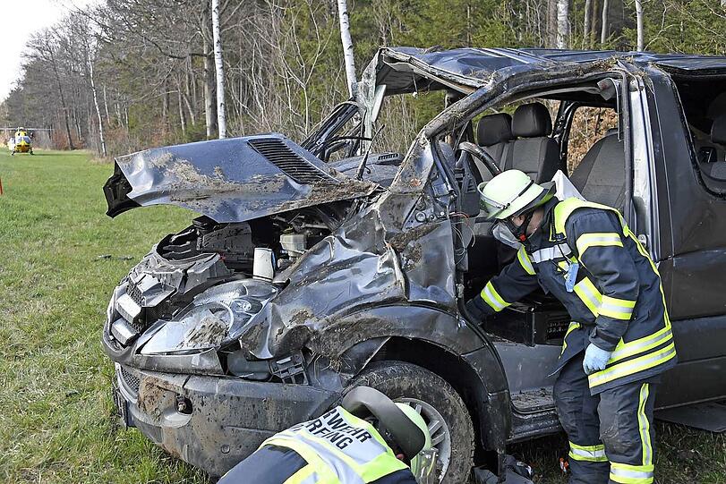 Der Fahrer musste von der Feuerwehr aus dem Fahrzeug befreit werden und wurde mit lebensgefährlichen Verletzungen von einem Rettungshubschrauber in ein Münchner Krankenhaus geflogen.