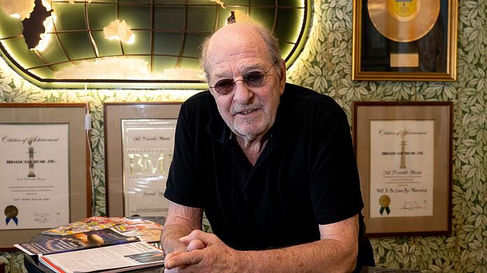 Ralph Siegel, Musiker, Komponist und Produzent, steht in seinem Büro.