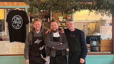 Max Hildebrandt, Maximilian Guttenthaler und Raphael Tscheliesnig (v.l.) vor ihrem Kiosk.