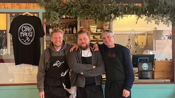 Max Hildebrandt, Maximilian Guttenthaler und Raphael Tscheliesnig (v.l.) vor ihrem Kiosk.