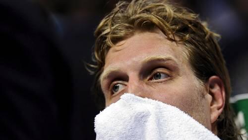 Schlimme Zeiten, ohne Ende: Dirk Nowitzki nach der Niederlage seiner Dallas Mavericks. Schlimme Zeiten, ohne Ende: Dirk Nowitzki nach der Niederlage seiner Dallas Mavericks.