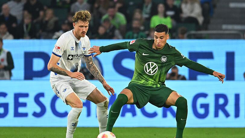 Calvin Brackelmann sicherte dem SC Paderborn mit dem Bundesliga-Aufstieg - nun wechselt er nach Augsburg. Calvin Brackelmann sicherte dem SC Paderborn mit dem Bundesliga-Aufstieg - nun wechselt er nach Augsburg.