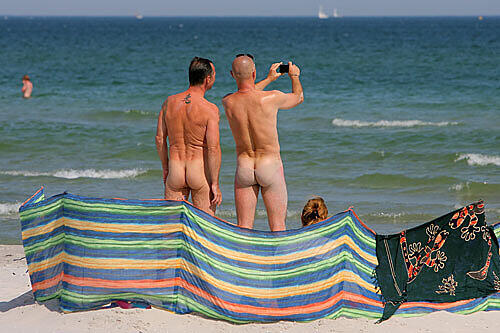 Andere sind zu faul für den Nacktsprt und zeigen sich entblößt nur am Strand.