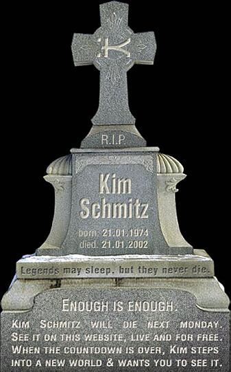 Auch wieder ein schräger Aktion: Im Jahr 2002 gab Schmitz mit einem Grabstein seinen eigenen Tod auf einer Website bekannt.