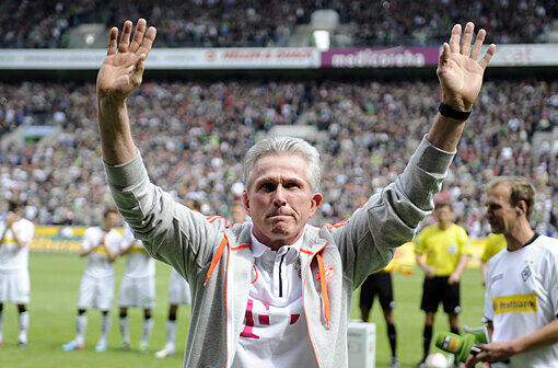 Ergriffen winkte Jupp Heynckes vor dem Spiel der jubelnde Menge zu.