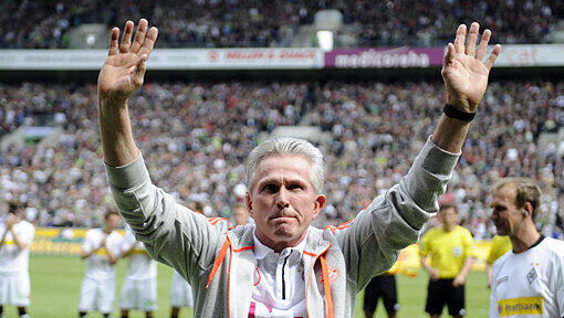 Ergriffen winkte Jupp Heynckes vor dem Spiel der jubelnde Menge zu. Ergriffen winkte Jupp Heynckes vor dem Spiel der jubelnde Menge zu.