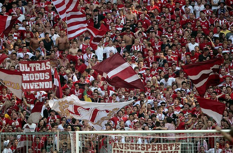 Volle Südkurve aus: Die Bayern-Fans feiern ihre Mannschaft bei einem Spiel des FC Bayern (Symbolbild)