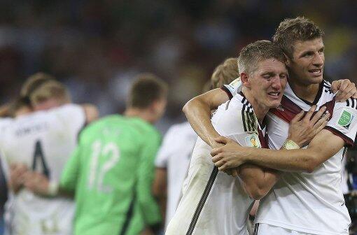 Halt für Bastian Schweinsteiger von Thomas Müller.