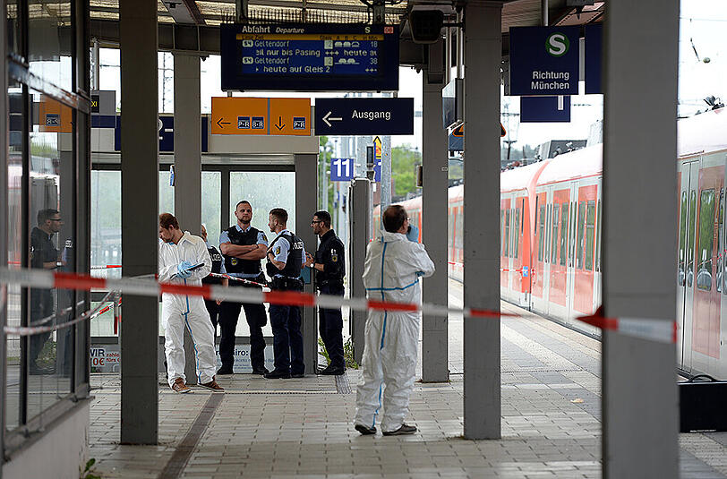Ermittler des Landeskriminalamts untersuchen den Tatort am Grafinger Bahnhof.