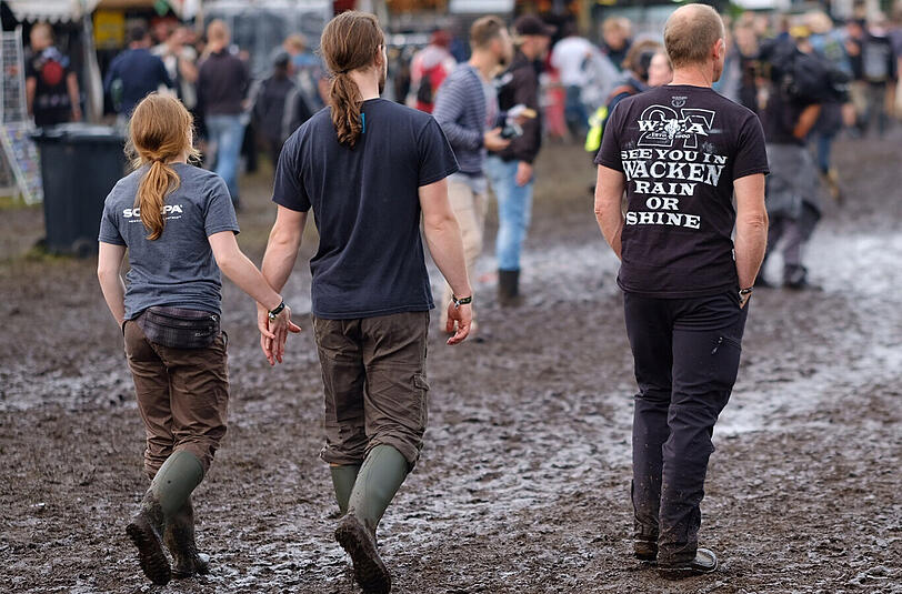 Durch Regenschauer war das Festivalgelände am ersten Tag eine große Schlammlandschaft.