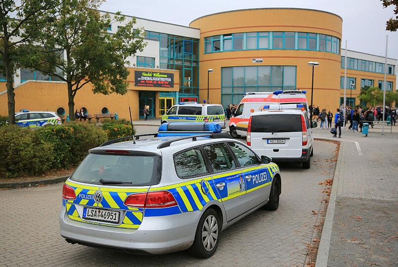 Ein Gymnasium unter Schock: Am Montagvormittag bedrohte ein Mann Schüler und Lehrer mit einem Messer.