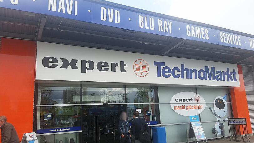 Der Expert-Markt in Unterhaching: Die Täter schnitten sich durch die Blechwand. Der Expert-Markt in Unterhaching: Die Täter schnitten sich durch die Blechwand.