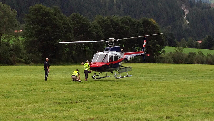 Der Rettungshubschrauber landet auf einer Wiese nahe der Absturzstelle. Der Rettungshubschrauber landet auf einer Wiese nahe der Absturzstelle.