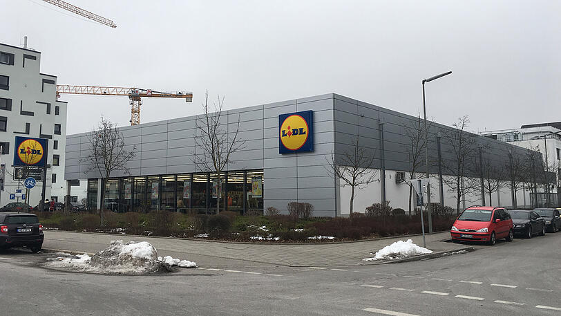 Die Filiale in der Tübinger Straße soll abgerissen und mit Wohnungen über dem Geschäft neu aufgebaut werden.