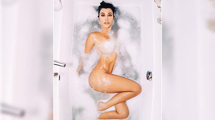 Kourtney Kardashians Brustwarze ist auf das rechte Handgelenk verrutscht. Außerdem wächst ihr linkes Bein seltsam aus dem rechten und wirkt doch sehr unproportional zum Rest ihres Modelkörpers.