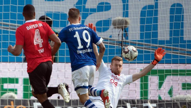 Leverkusens Torwart Lukas Hradecky (r) kann das 1:1 durch Schalkes Guido Burgstaller (M) nicht verhindern. Leverkusens Torwart Lukas Hradecky (r) kann das 1:1 durch Schalkes Guido Burgstaller (M) nicht verhindern.