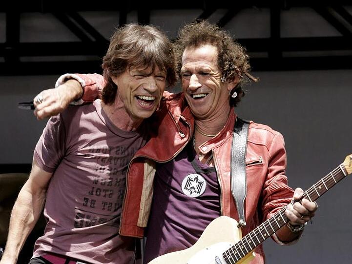 Mick Jagger und Keith Richards lernten sich 1961 auf dem Bahnhof im englischen Dartford kennen. Jagger trug ein paar Chuck-Berry-Platten unter dem Arm, dem Helden von Keith Richards.