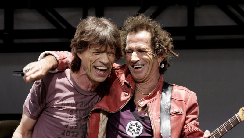 Mick Jagger und Keith Richards lernten sich 1961 auf dem Bahnhof im englischen Dartford kennen. Jagger trug ein paar Chuck-Berry-Platten unter dem Arm, dem Helden von Keith Richards. Mick Jagger und Keith Richards lernten sich 1961 auf dem Bahnhof im englischen Dartford kennen. Jagger trug ein paar Chuck-Berry-Platten unter dem Arm, dem Helden von Keith Richards.