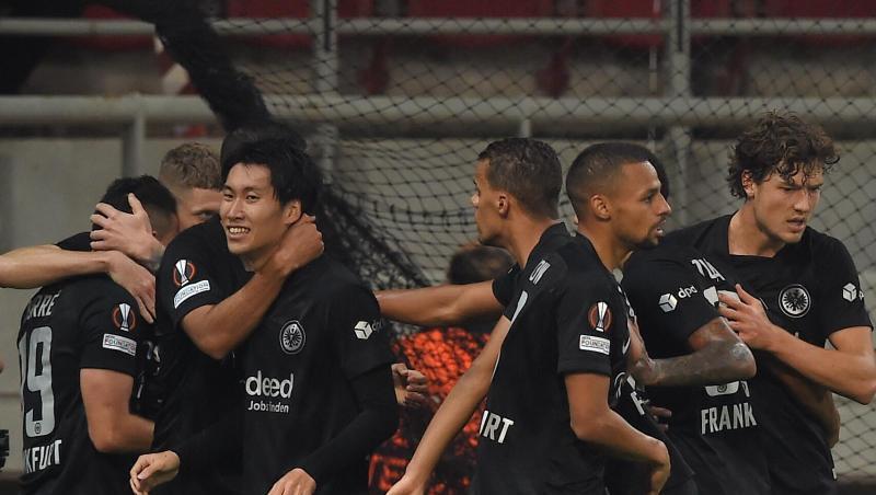Die Eintracht-Spieler feiern den Sieg in Piräus.