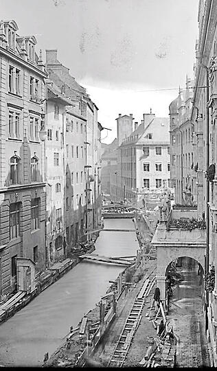 Die Sparkassenstraße mit dem Pfisterbach 1907.