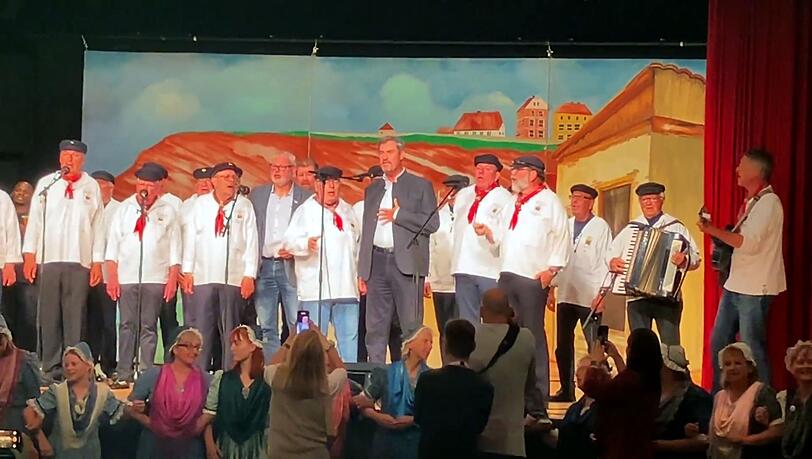 Wieder gibt Söder "Sie hieß Mary-Ann" zum Besten.