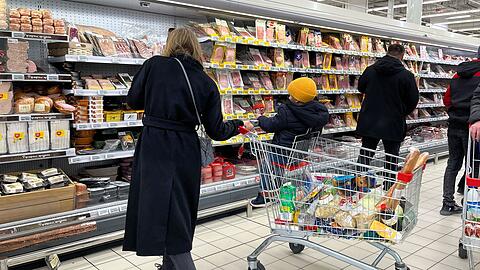 Eine höhere Mehrwertsteuer macht für russische Verbraucher den Einkauf teurer. (Archivbild)
