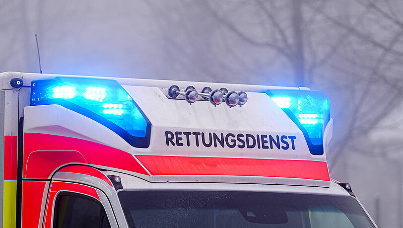 Der Rettungsdienst brachte die schwer verketzte Fu&szlig;g&auml;ngerin nach dem Unfall in Gr&uuml;nwald ins Krankenhaus. (Symbolbild)