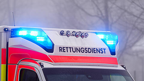Der Rettungsdienst brachte die schwer verketzte Fu&szlig;g&auml;ngerin nach dem Unfall in Gr&uuml;nwald ins Krankenhaus. (Symbolbild)