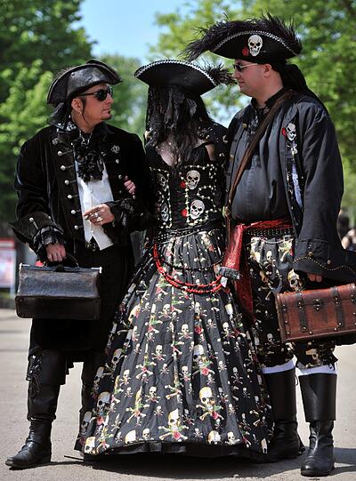 "Fluch der Karibik" oder "Die Piratenbraut"? Pirat-Spielen macht manch einem auch in gereiftem Alter noch Spaß. Welche nützlichen Accessoires oder Getränke sich wohl in ihren Truhen verstecken...