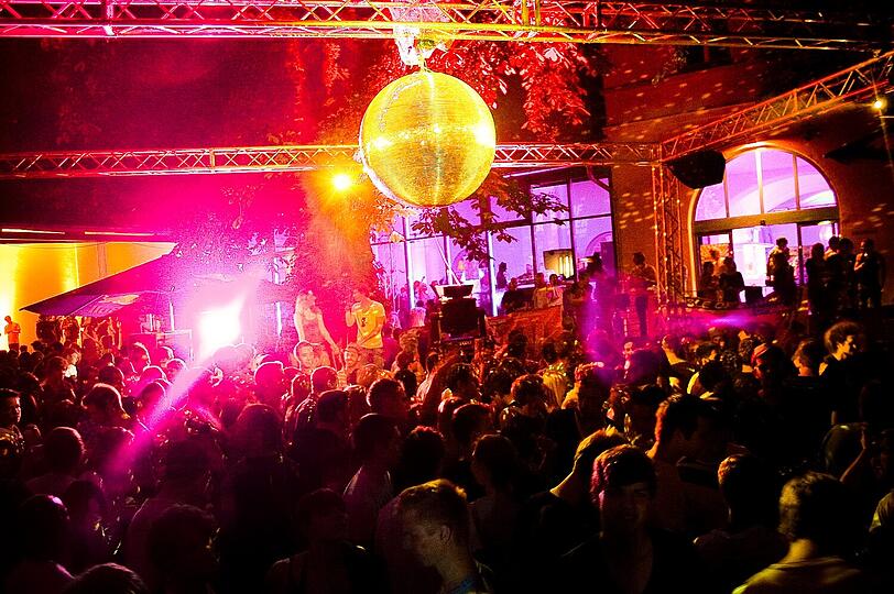 Hier ist am Samstag schon nachmittags was los: Das &bdquo;Isle of Summer&ldquo; auf der Praterinsel mit elektronischem Line Up.