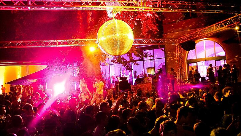 Hier ist am Samstag schon nachmittags was los: Das „Isle of Summer“ auf der Praterinsel mit elektronischem Line Up. Hier ist am Samstag schon nachmittags was los: Das „Isle of Summer“ auf der Praterinsel mit elektronischem Line Up.