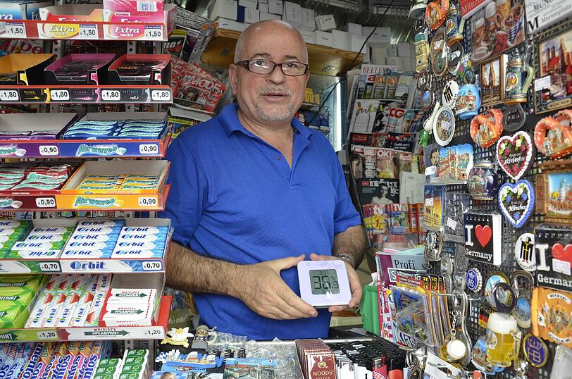 Auf das kleine Kiosk-Häuschen am Marienplatz scheint den ganzen Tag die Sonne. Auf den knapp drei Quadratmetern im Inneren hält Ramiz Bajraktari die Stellung &ndash; von morgens um acht bis abends um acht, von Montag bis Samstag. 
Als ich ihn um 12 Uhr besuche, zeigt das Thermometer in seinem Häuschen mehr als 36 Grad. &bdquo;Aber das wird heute Nachmittag noch mehr werden!&ldquo;, prophezeit er. Wie er das aushält? &bdquo;Lachen! Immer lachen!