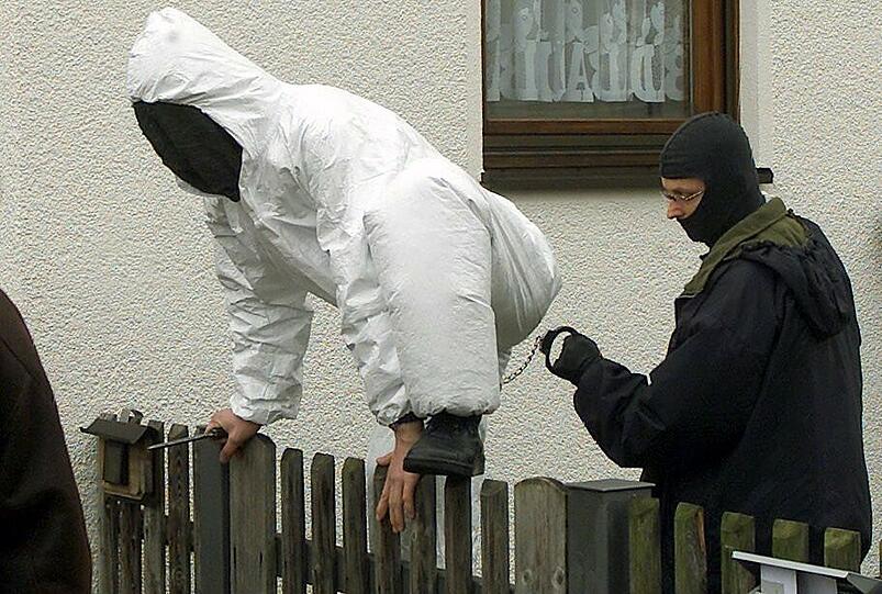 Vor zehn Jahren: Michael W. bei einer Tatortbegehung. Hier zeigt der damals 19-Jährige, wie er über den Gartenzaun geklettert ist.