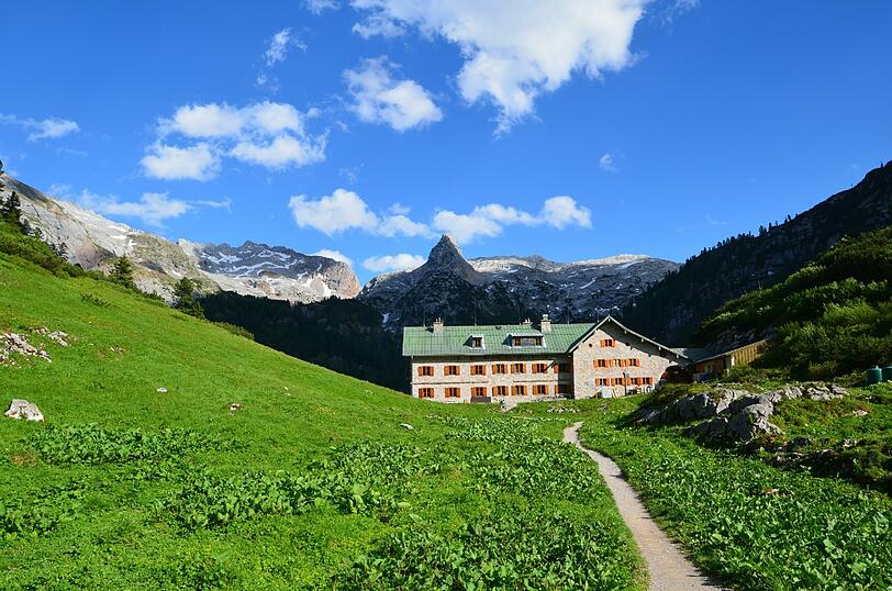 Das Bild trügt: Im Kärlingerhaus am Funtensee geht es oft ganz schön zu. Im Jahr übernachten hier fast 12 000 Menschen.